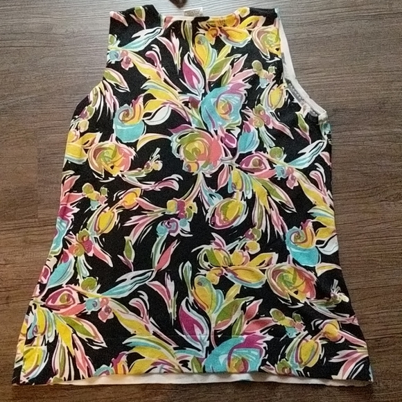 Fun, floral shell - Picture 3 of 3